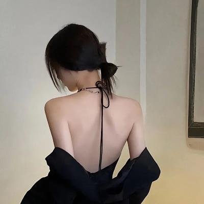 她来自胡志明市